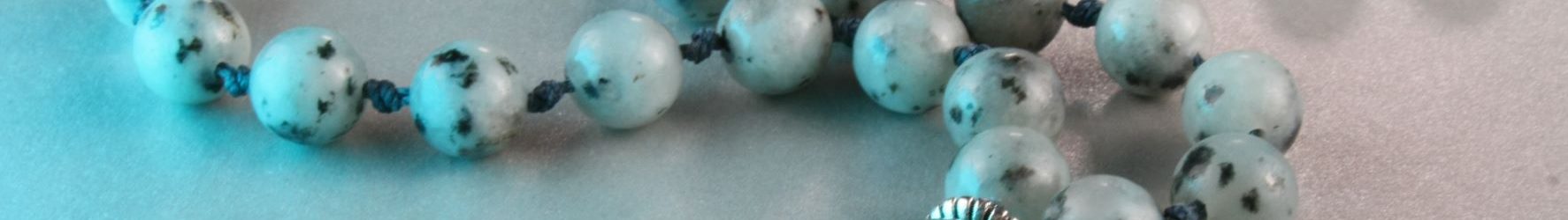 Gondoskodó kiwi jáspis ásvány nyaklánc – 87 cm, kék rojttal