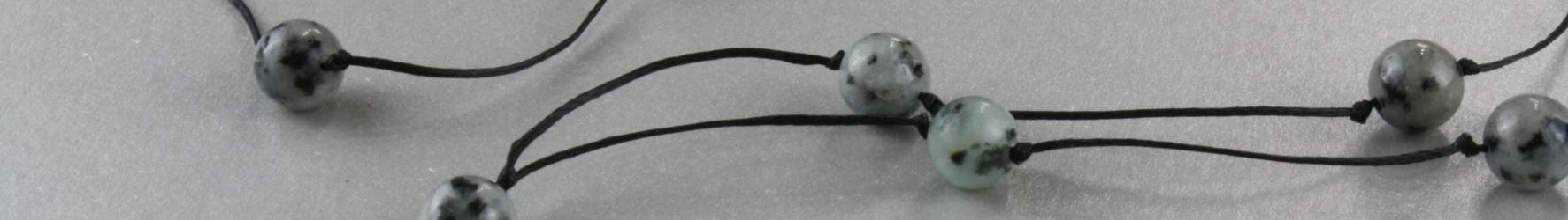 Gondoskodó kiwi jáspis ásvány nyaklánc – 83 cm, fekete rojttal