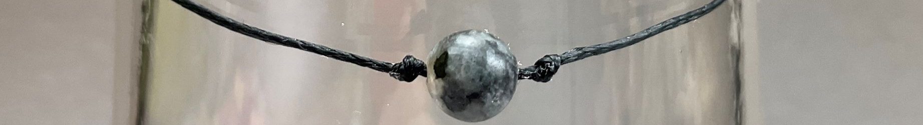 Mágikus larvikit ásvány karkötő – matt kő fekete zsinóron