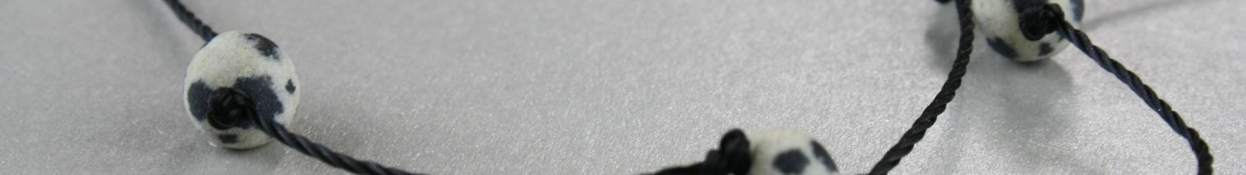 Gondoskodó  jáspis dalmata ásvány nyaklánc – 90 cm, fekete rojttal