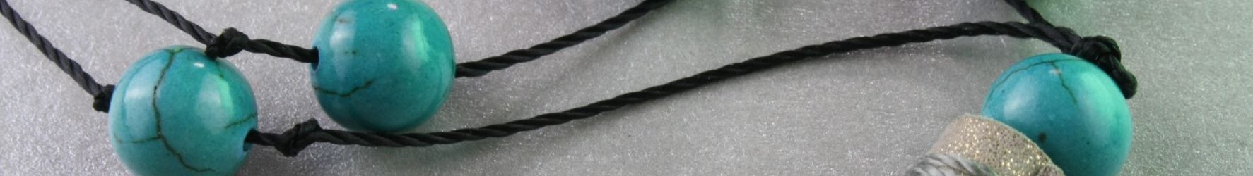 Védelmező és gyógyító türkiz ásvány nyaklánc – 82 cm, óarany rojttal